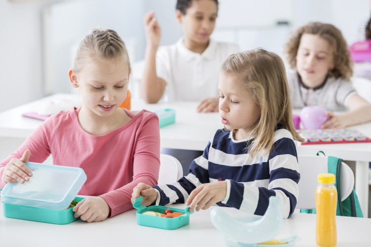 Élèves du primaire qui mangent leur repas du midi dans leur classe
