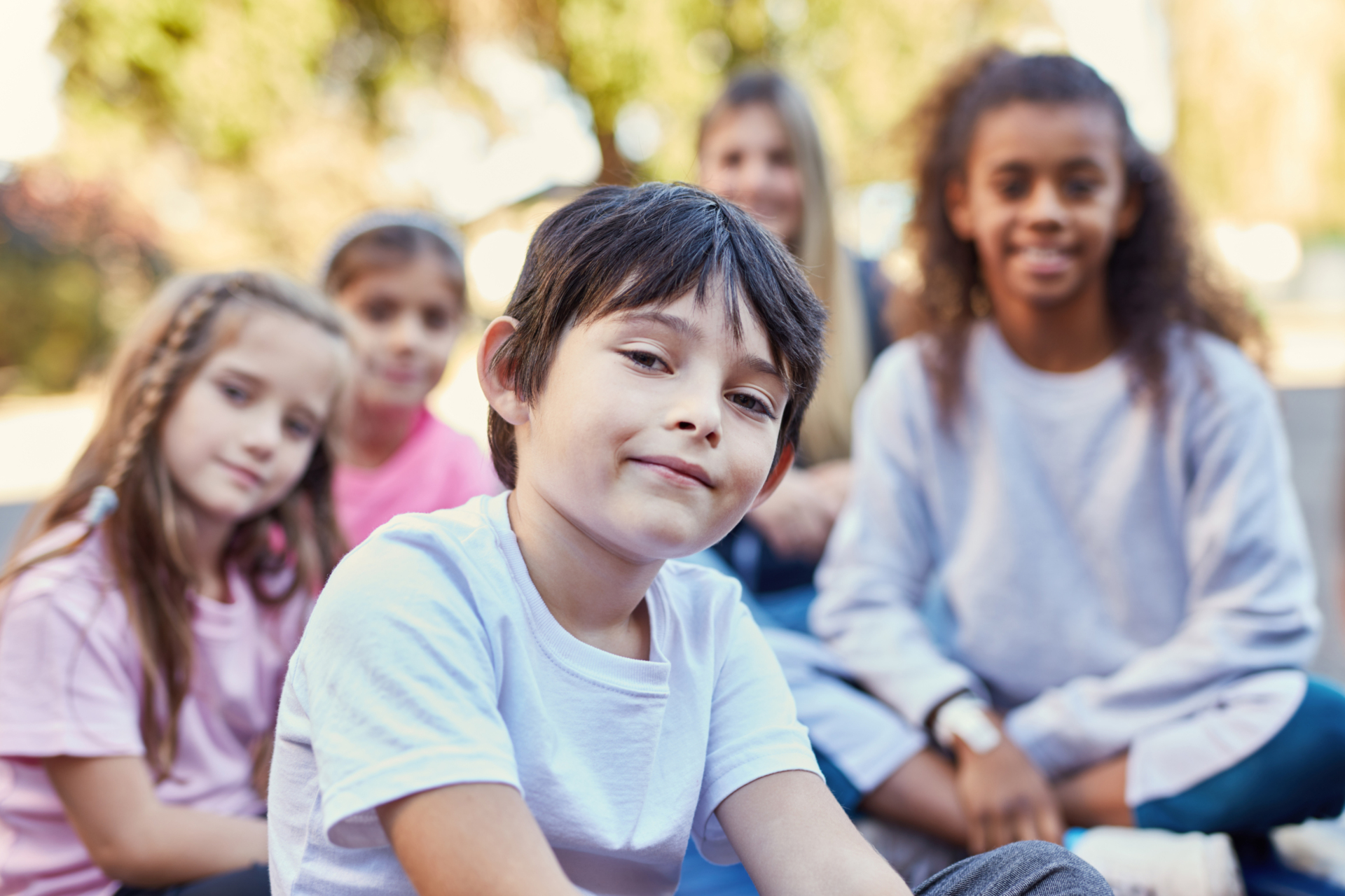 Junge und seine Freunde in einer multikulturellen Grundschule