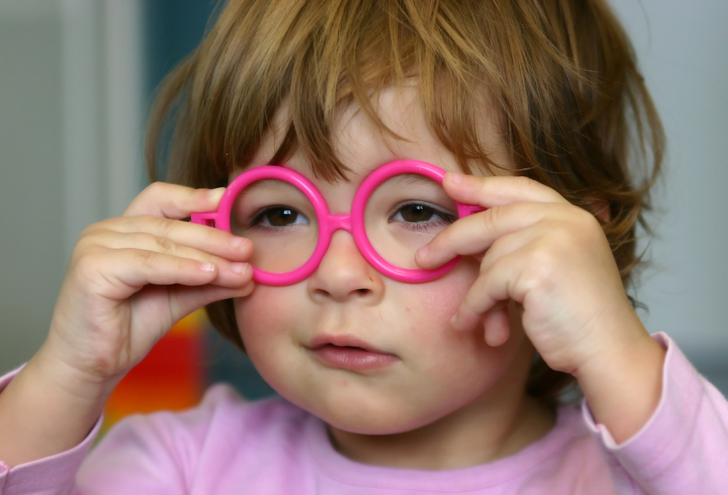 petite fille d'environ 4 ans avec des lunettes roses